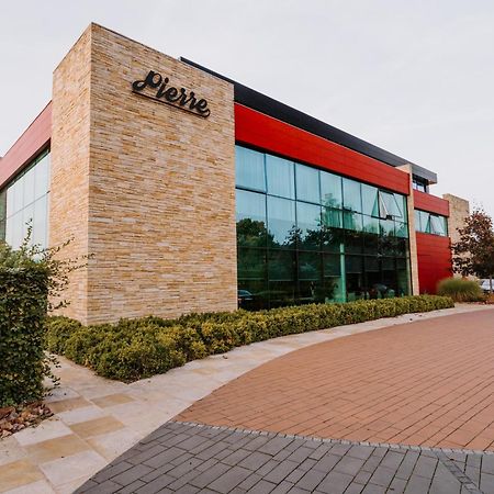 Pierre Hotel باردوبيتسه المظهر الخارجي الصورة